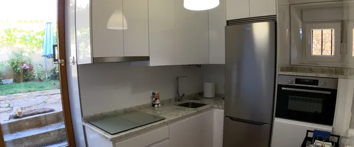 Cocina equipada con salida al jardín