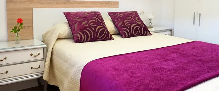 Dormitorio principal con cama de matrimonio