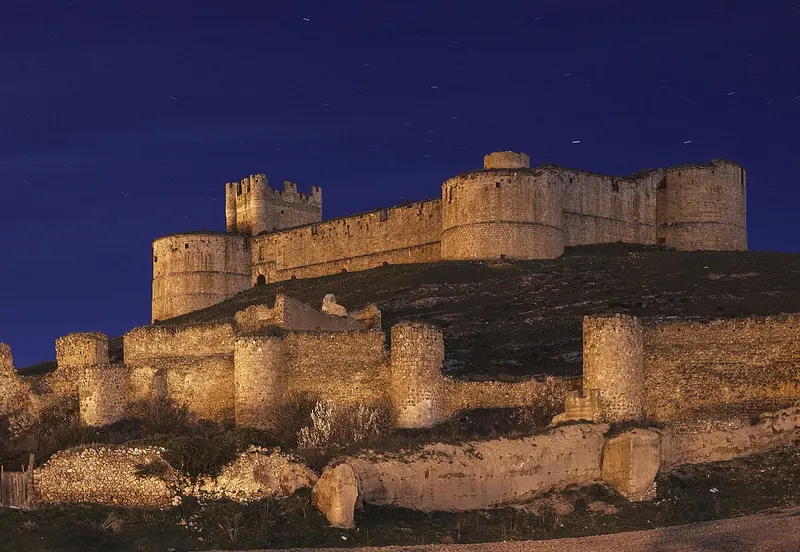 El castillo de Berlanga de Duero iluminado de noche