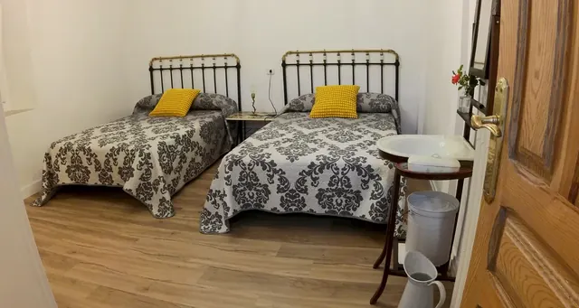 Dormitorio con camas de forja, otra vista