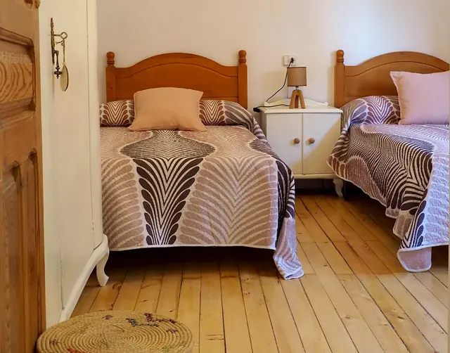 Detalle de las camas del dormitorio rosa