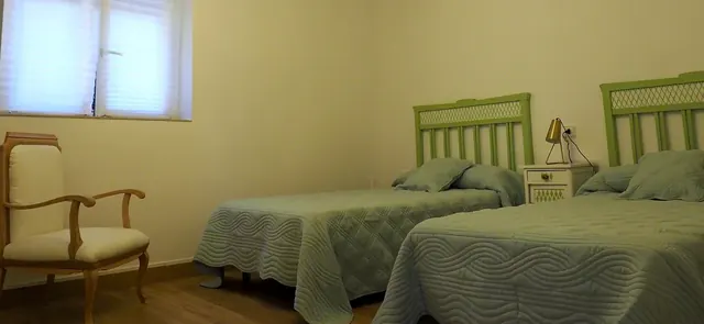 Camas del dormitorio verde