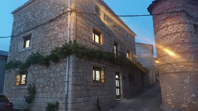 La esquina de la casa al anochecer