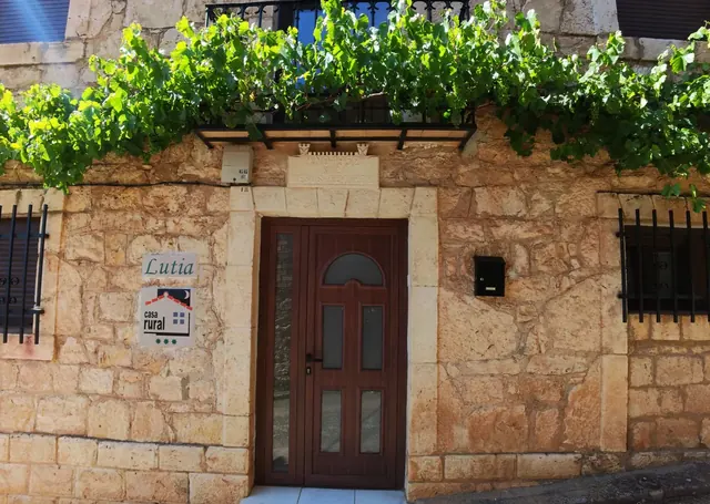 Entrada de Casa Rural Lutia con la placa de casa rural
